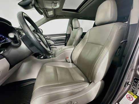 Used 2019 Toyota Highlander XLE AWD/4WD image 21