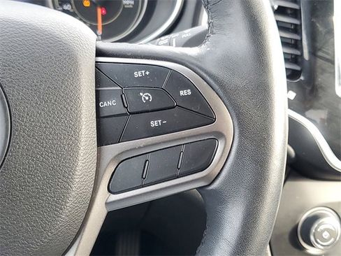 Used 2019 Jeep Cherokee Overland image 17