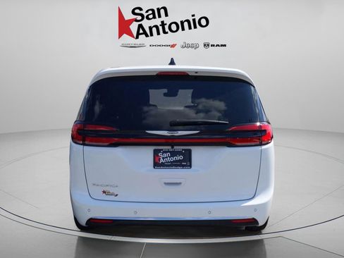 New 2026 Chrysler Pacifica Select image 7