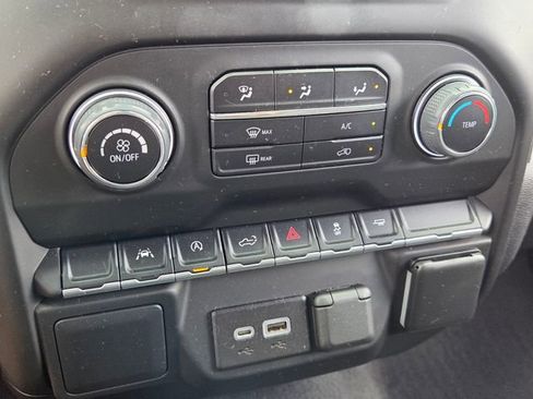 Used 2022 Chevrolet Silverado 1500 Custom image 18