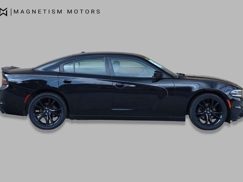 Used 2017 Dodge Charger SE w/ Power Sunroof Group RWD image 3