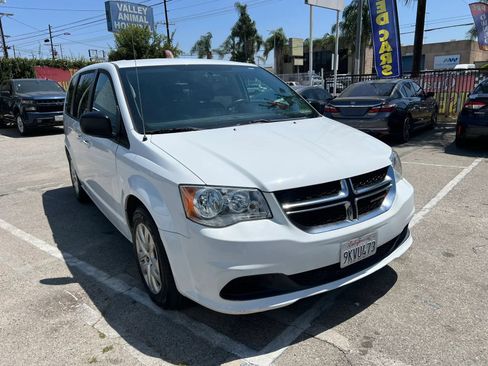 Used 2018 Dodge Grand Caravan SE w/ UConnect Hands-Free Group FWD image 3