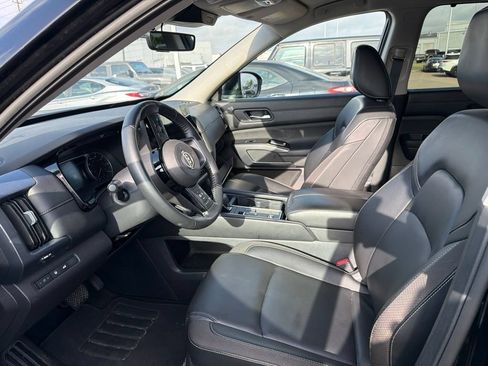Used 2025 Nissan Pathfinder SL FWD image 2
