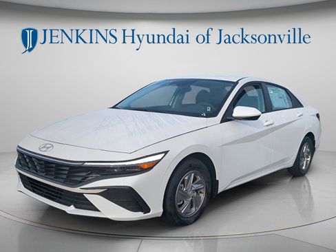 New 2025 Hyundai Elantra SE FWD image 7