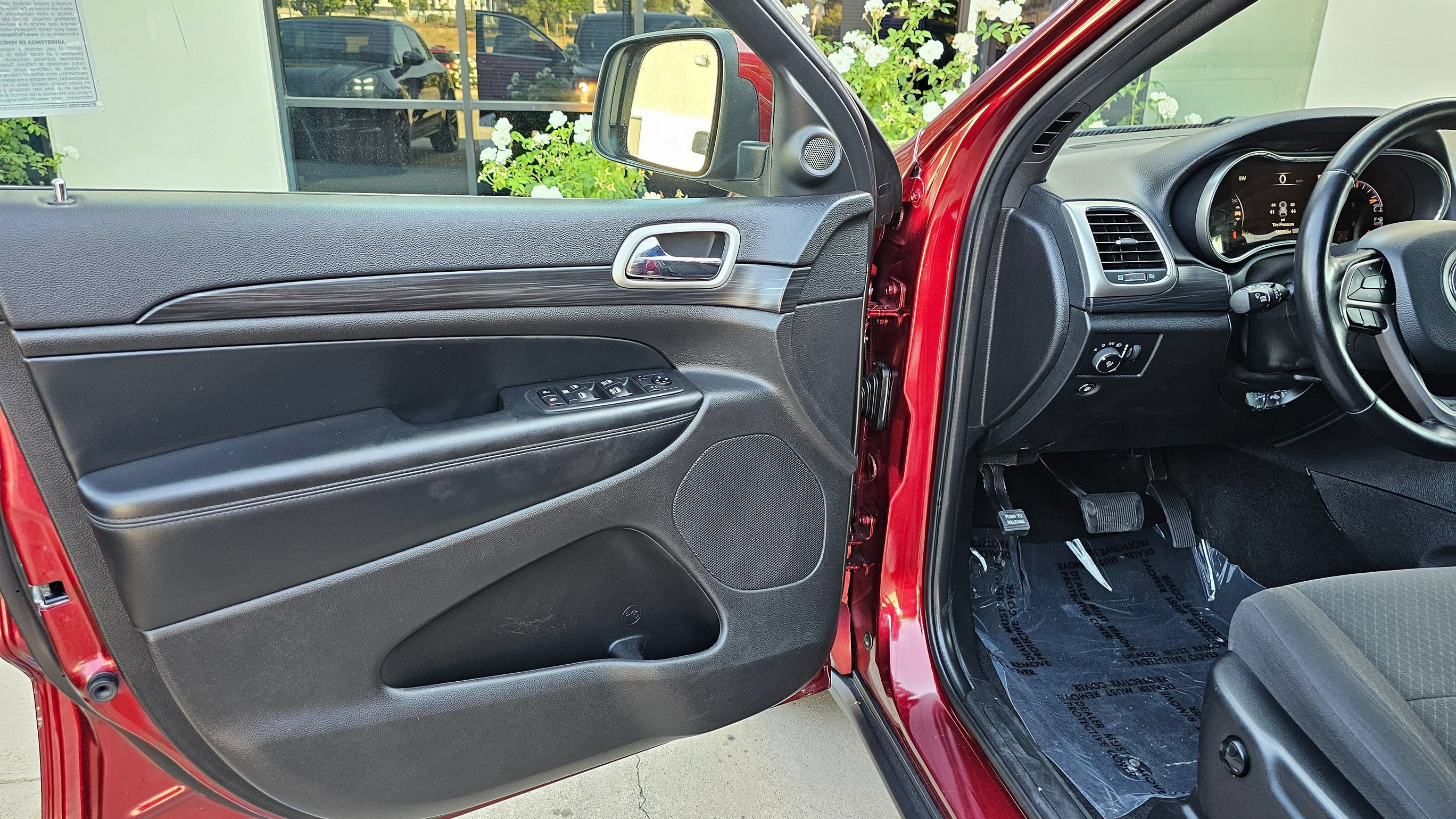 Used 2021 Jeep Grand Cherokee Laredo RWD image 12