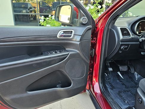 Used 2021 Jeep Grand Cherokee Laredo image 12