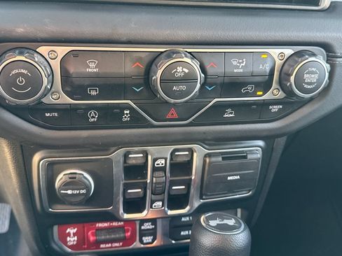 Used 2025 Jeep Wrangler Unlimited Rubicon AWD/4WD image 18