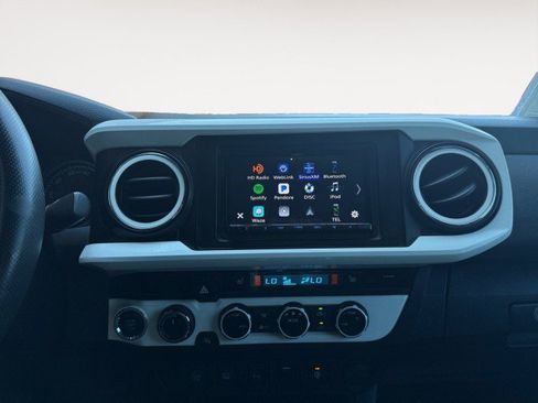 Used 2017 Toyota Tacoma TRD Sport w/ Premium & Technology Package image 8