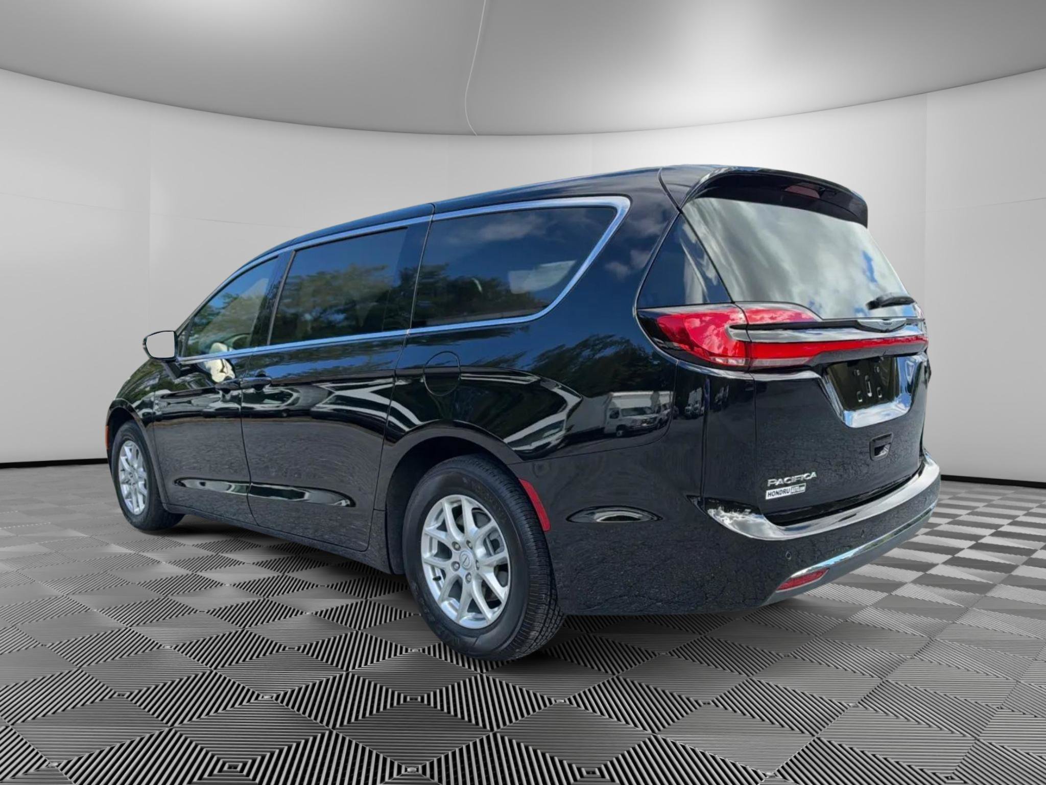 Used 2026 Chrysler Pacifica Select FWD image 3