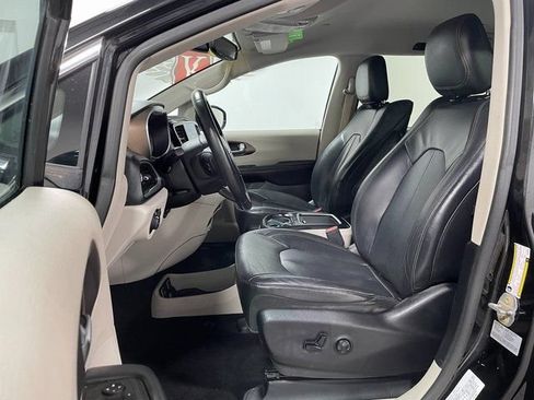 Used 2017 Chrysler Pacifica Touring-L Plus w/ Uconnect Theatre Group FWD image 14