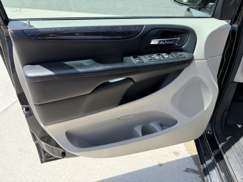 Used 2016 Dodge Grand Caravan SXT FWD image 19