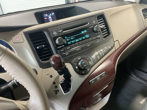 Used 2014 Toyota Sienna XLE FWD image 22