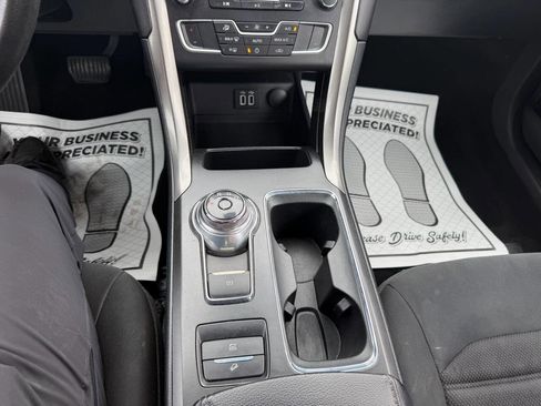 Used 2019 Ford Fusion SE FWD image 16