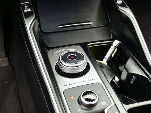 Used 2024 Kia Sorento EX w/ Panoramic Sunroof Package image 9