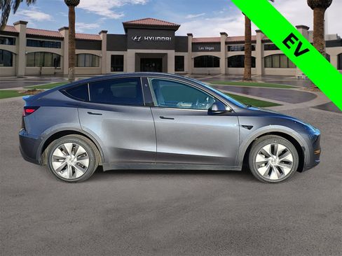 Used 2023 Tesla Model Y Long Range image 9