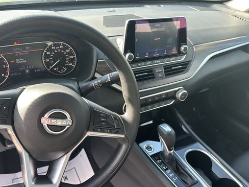 Used 2024 Nissan Altima 2.5 SV FWD image 12