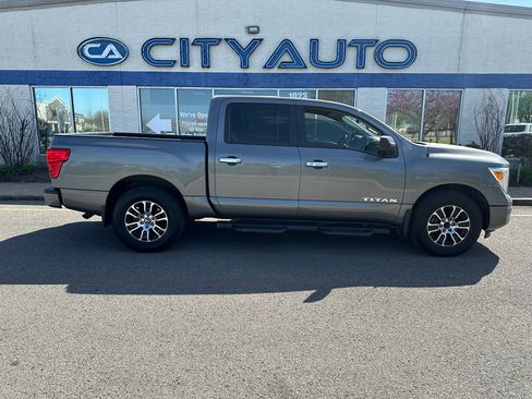Used 2021 Nissan Titan SV w/ SV Convenience Package image 3