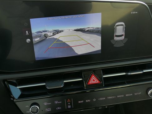 Certified 2025 Kia Niro EX image 18