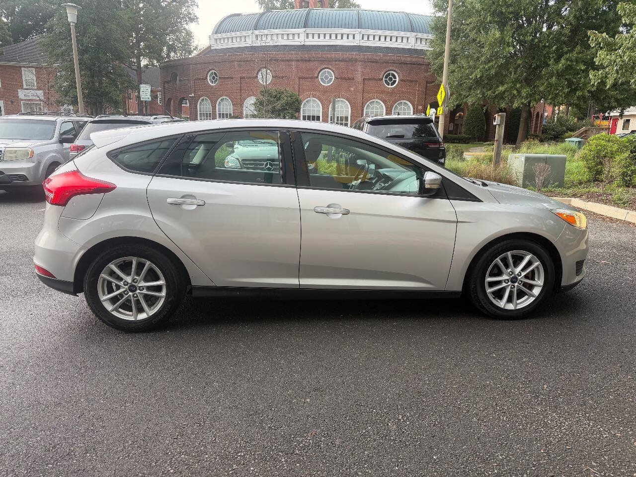 Used 2015 Ford Focus SE w/ SE Cold Weather Package FWD image 9