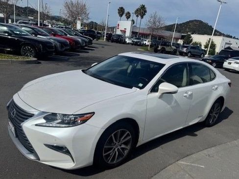 Used 2016 Lexus ES 300h w/ Navigation System Package image 3