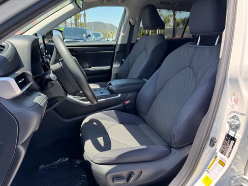 Used 2020 Toyota Highlander L FWD image 16