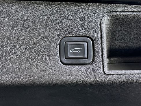 Used 2022 GMC Terrain SLT w/ Tech Package image 28