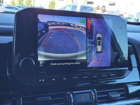 Used 2025 Nissan Pathfinder SL FWD image 10