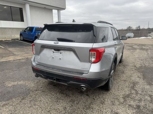 Used 2022 Ford Explorer XLT w/ Equipment Group 202A image 7
