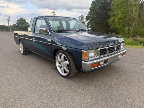 Used 1994 Nissan Pickup XE image 3
