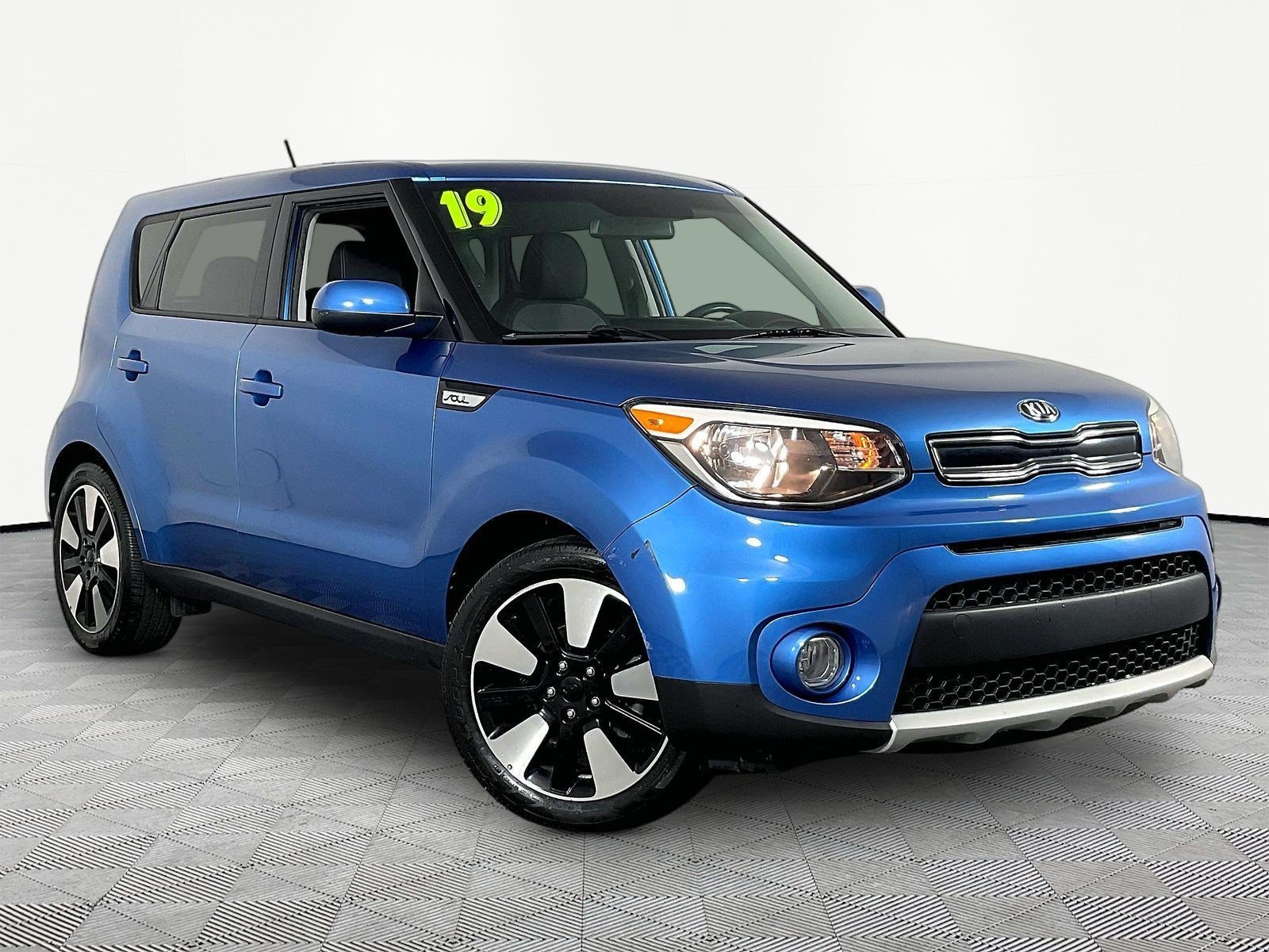 Used 2019 Kia Soul + FWD image 3