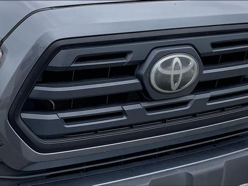 Used 2018 Toyota Tacoma SR image 28