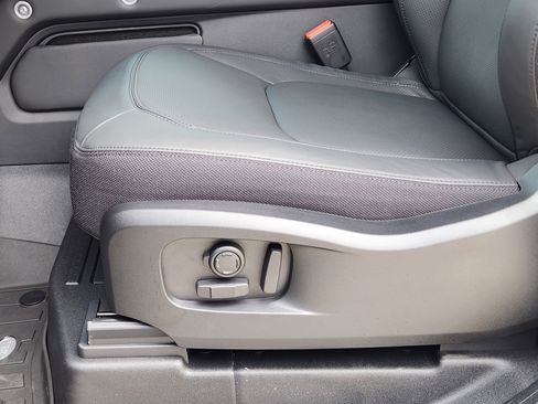 New 2026 Land Rover Defender 90 V8 image 28