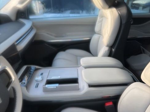 Used 2025 Lincoln Navigator Reserve image 12