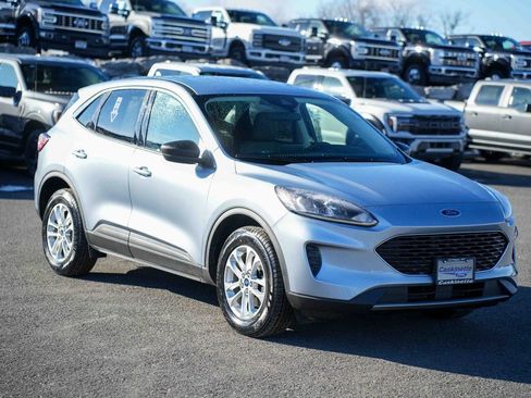 Used 2022 Ford Escape SE image 3