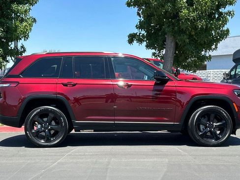 Used 2025 Jeep Grand Cherokee Altitude AWD/4WD image 3