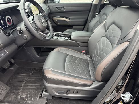 Used 2024 Nissan Pathfinder Platinum image 10