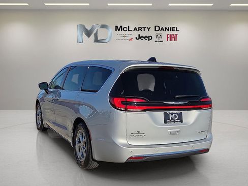 Used 2024 Chrysler Pacifica Limited image 4