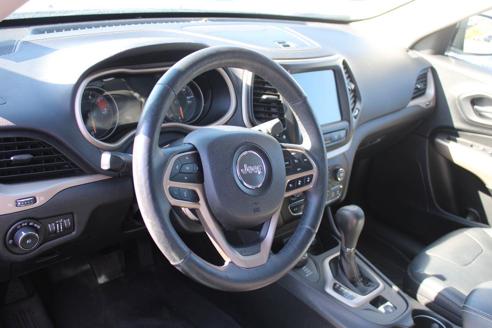 Used 2017 Jeep Cherokee Limited w/ Technology Group AWD/4WD image 9