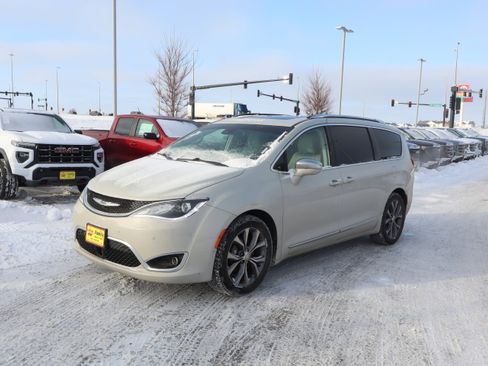 Used 2020 Chrysler Pacifica Limited w/ Tire & Wheel Group image 3