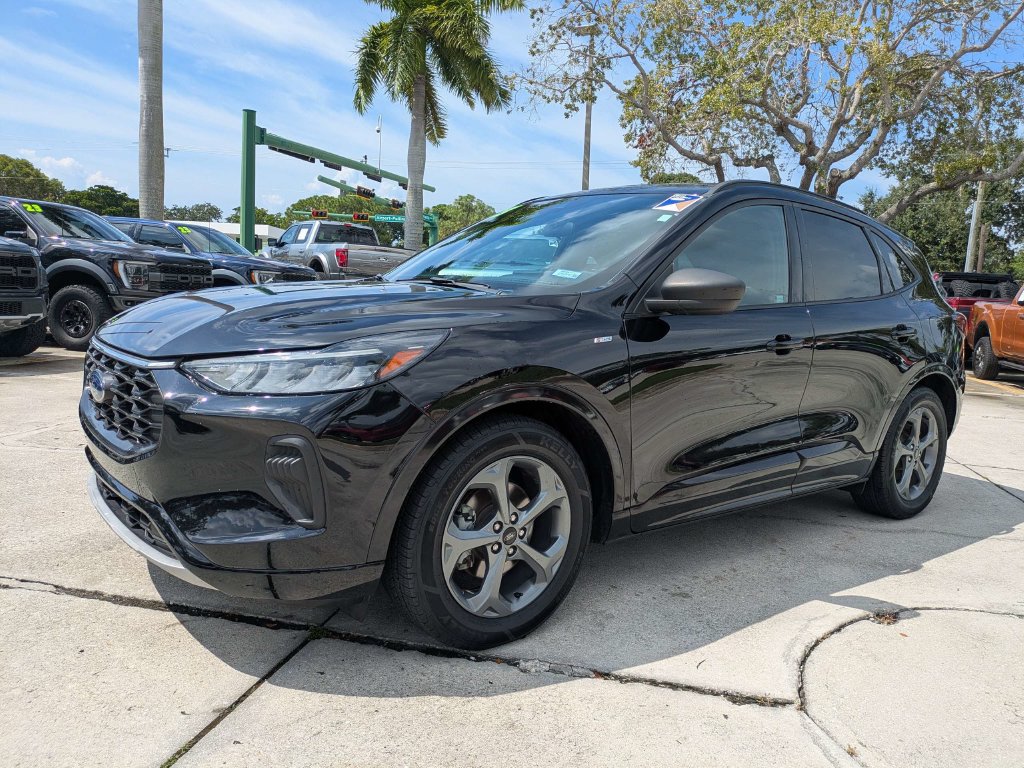 Used 2023 Ford Escape ST-Line w/ Tech Pack #1 FWD image 7
