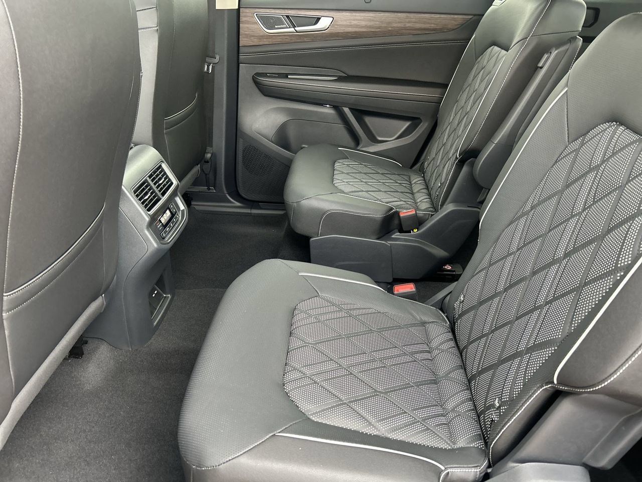 New 2026 Volkswagen Atlas SEL Premium R-Line AWD/4WD image 13