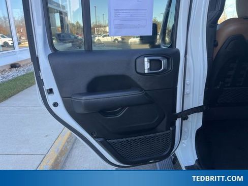 Used 2022 Jeep Wrangler Unlimited Rubicon w/ Cold Weather Group image 18