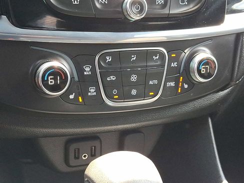 Used 2023 Chevrolet Traverse LT image 17