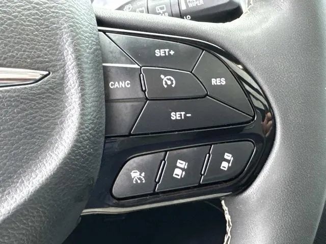 Used 2025 Chrysler Pacifica Limited FWD image 37