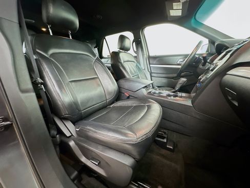 Used 2017 Ford Explorer XLT FWD image 30