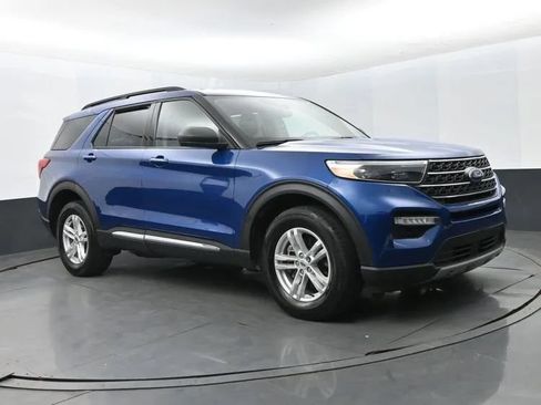 Used 2023 Ford Explorer XLT w/ Equipment Group 202A AWD/4WD image 2