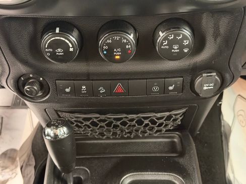 Used 2014 Jeep Wrangler Unlimited Rubicon AWD/4WD image 18