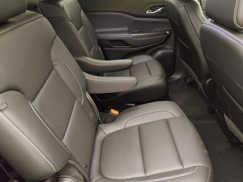 Used 2022 GMC Acadia SLT w/ Preferred Package image 19