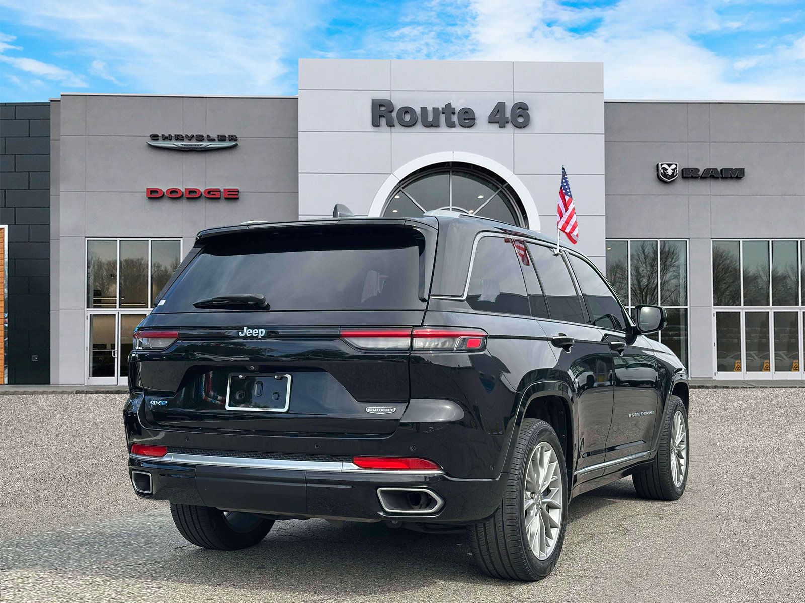 Used 2023 Jeep Grand Cherokee Summit w/ Luxury Tech Group V AWD/4WD image 5