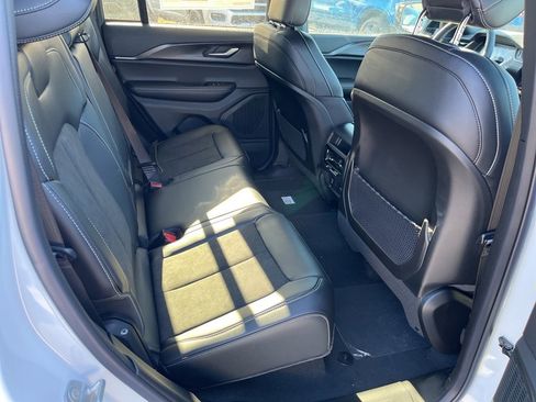 New 2025 Jeep Grand Cherokee Altitude image 13